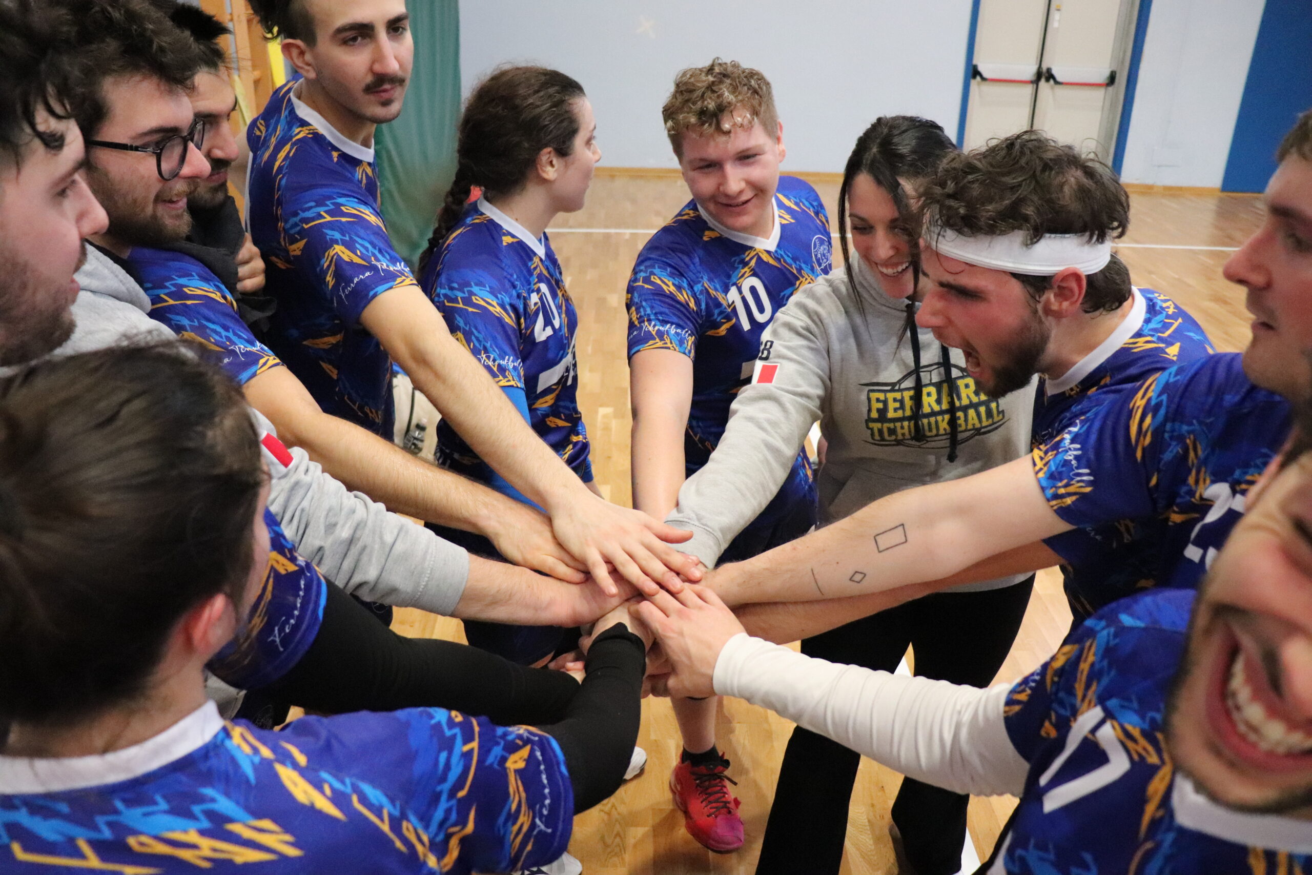 Braccia unite dei giocatori del team Ferrara Monkeys pronte ad urlare per l'inizio della partita