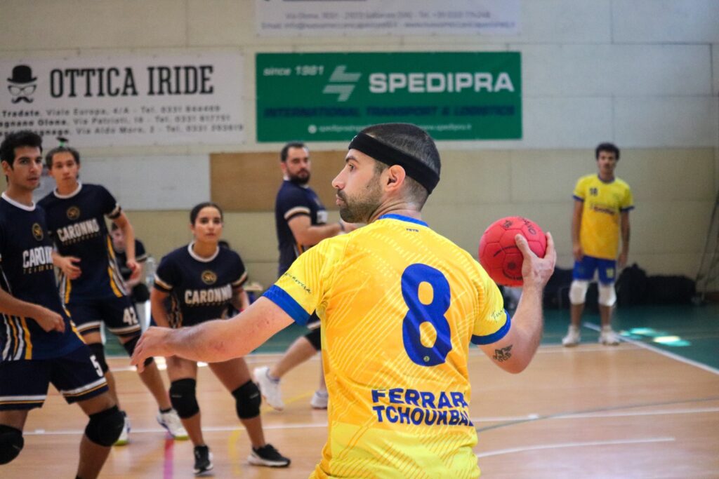 Andrea Beccati, giocatore dei Ferrara Caplaz, durante la partita contro i Caronno Vikings